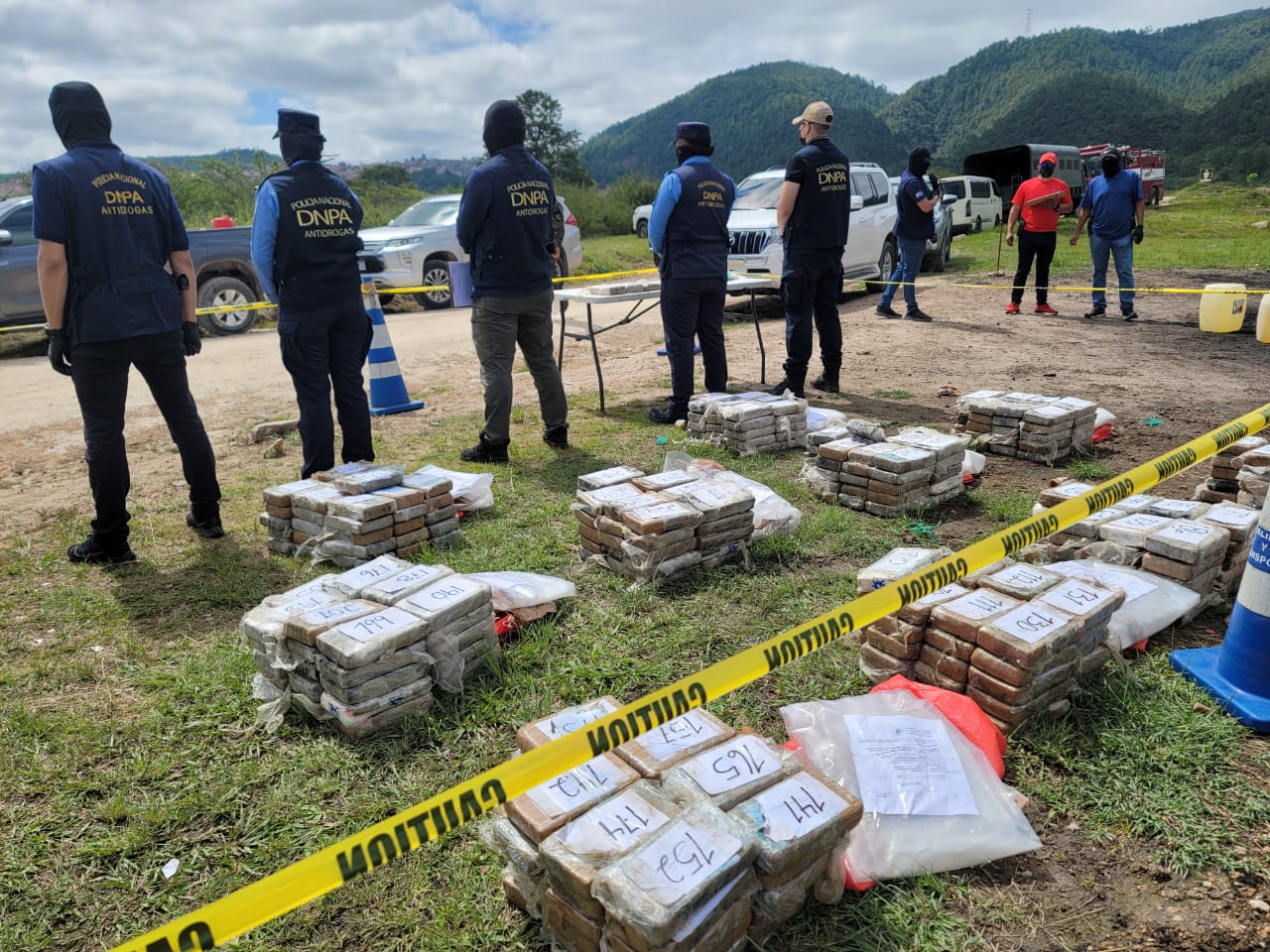 Equipos antidrogas incineran 392 kilos de cocaína decomisados en la Frontera Las Manos, Honduras-Nicaragua